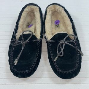 Authentic UGG Dakota black suede Moccasins Slippers- size 8 (fits like a 7)
